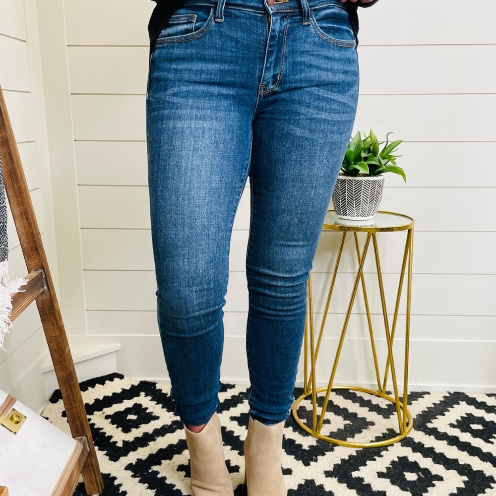 Judy Blue Mandy Mid Rise Medium Wash Skinny Jean Size 7/28